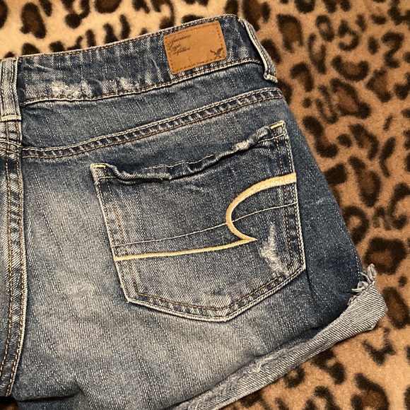 2 for $40 AMERICAN EAGLE Shorts Women’s Size 2 AEO Distressed Denim Jean Shorts - Picture 7 of 14